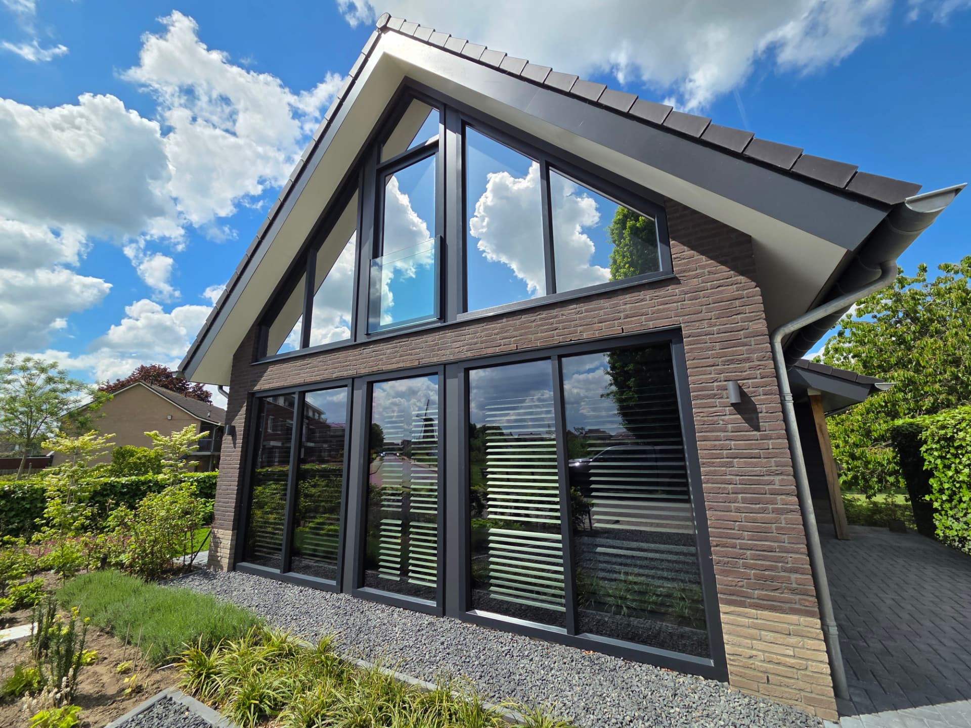 Zonwerende glasfolie geplaatst bij een woonhuis in Beneden-Leeuwen