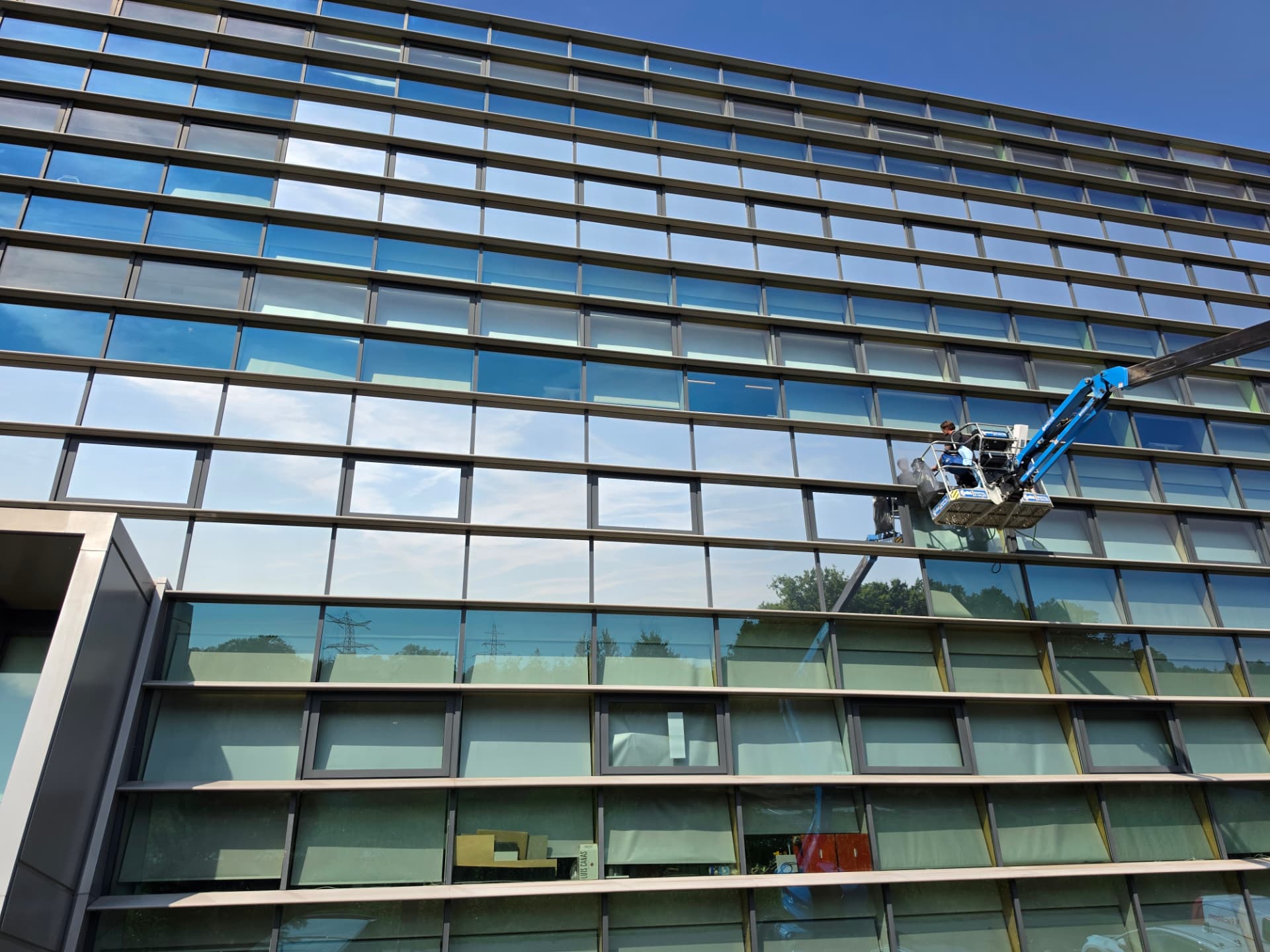 Zonwerende glasfolie op kantoorramen van High Tech Campus 60 in Eindhoven